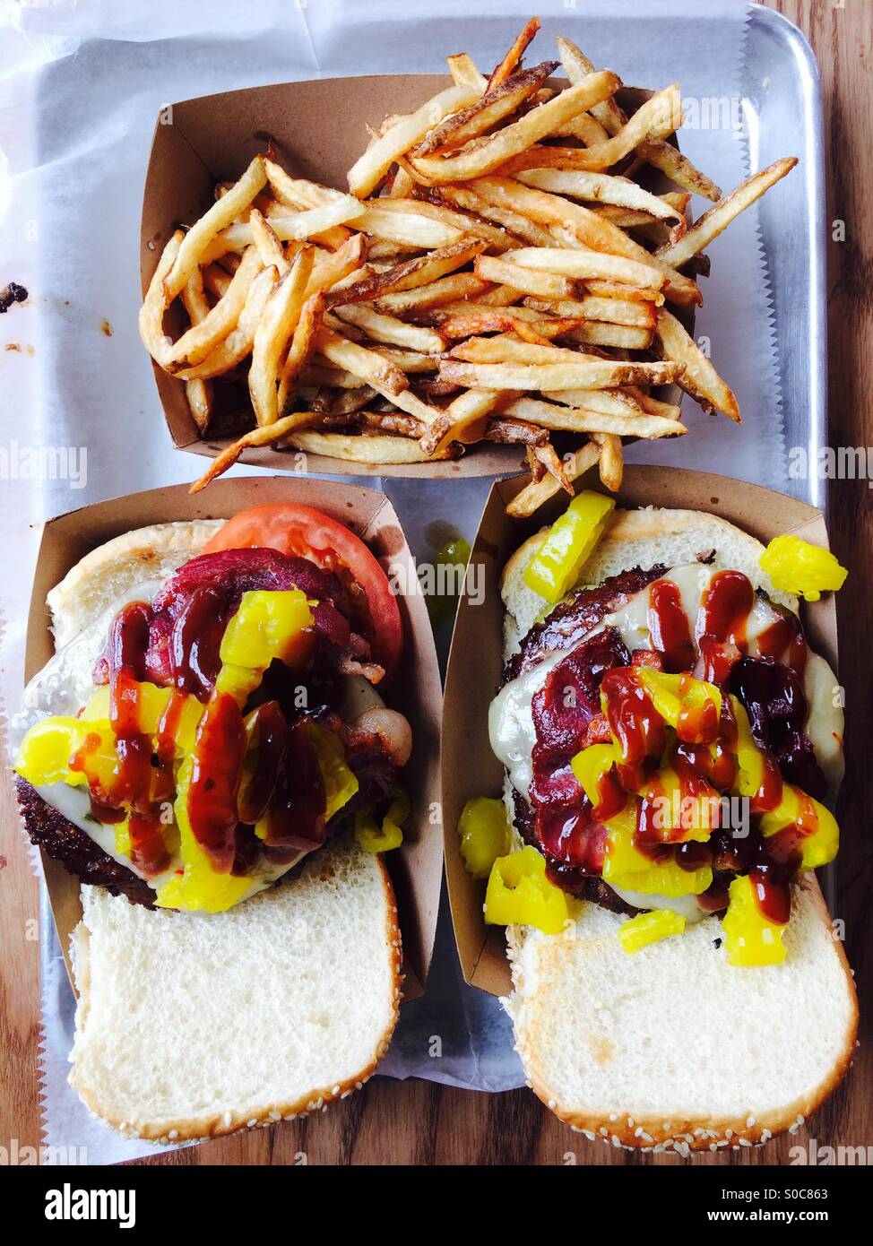 Deux cheeseburgers avec frites. Banque D'Images