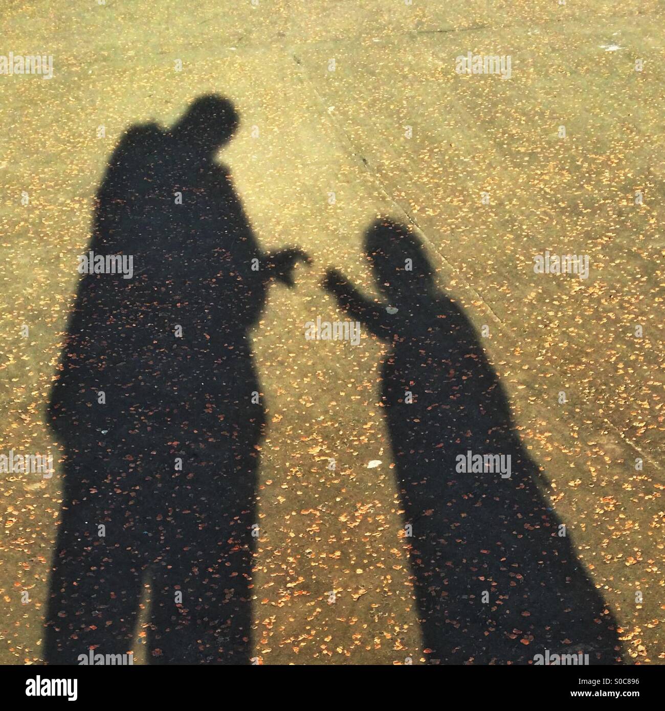 Le parent et l'enfant faire des formes silhouette Banque D'Images