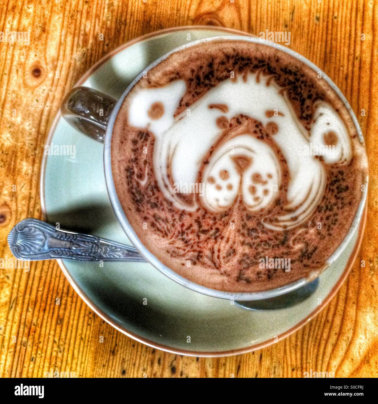 Une tasse de chocolat chaud avec une décoration visage chiens - Image de stock capturée avec un smartphone