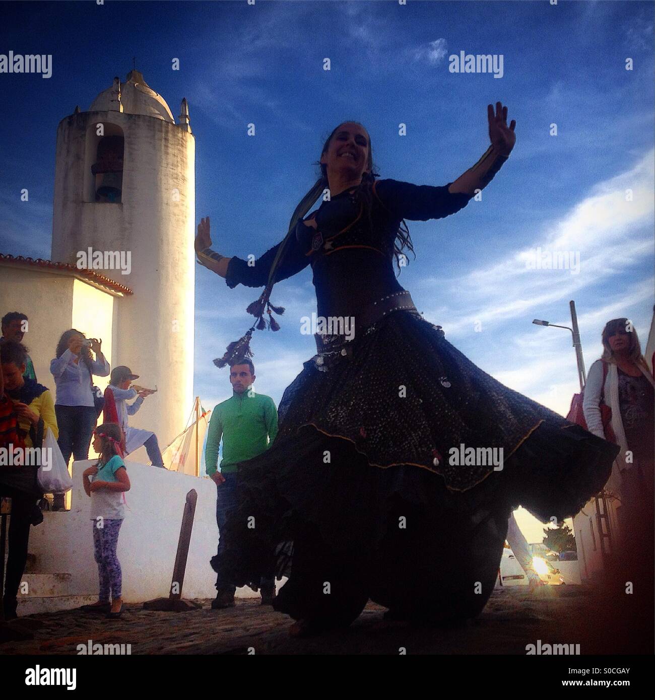 Une femme exécute la danse du ventre devant la chapelle (ancienne mosquée) de Vila Ruiva, Beja, Portugal Banque D'Images