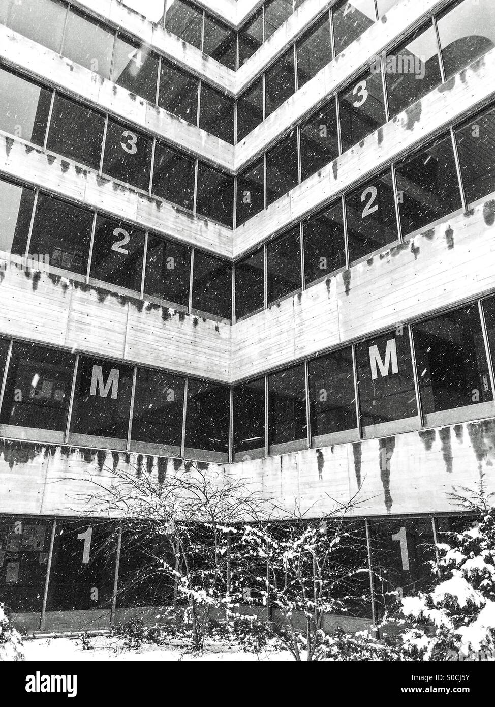 Un à quatre ou M à quatre. Deux côtés d'un bâtiment moderne font un coin, Ontario, Canada. - Image de stock capturée avec un smartphone