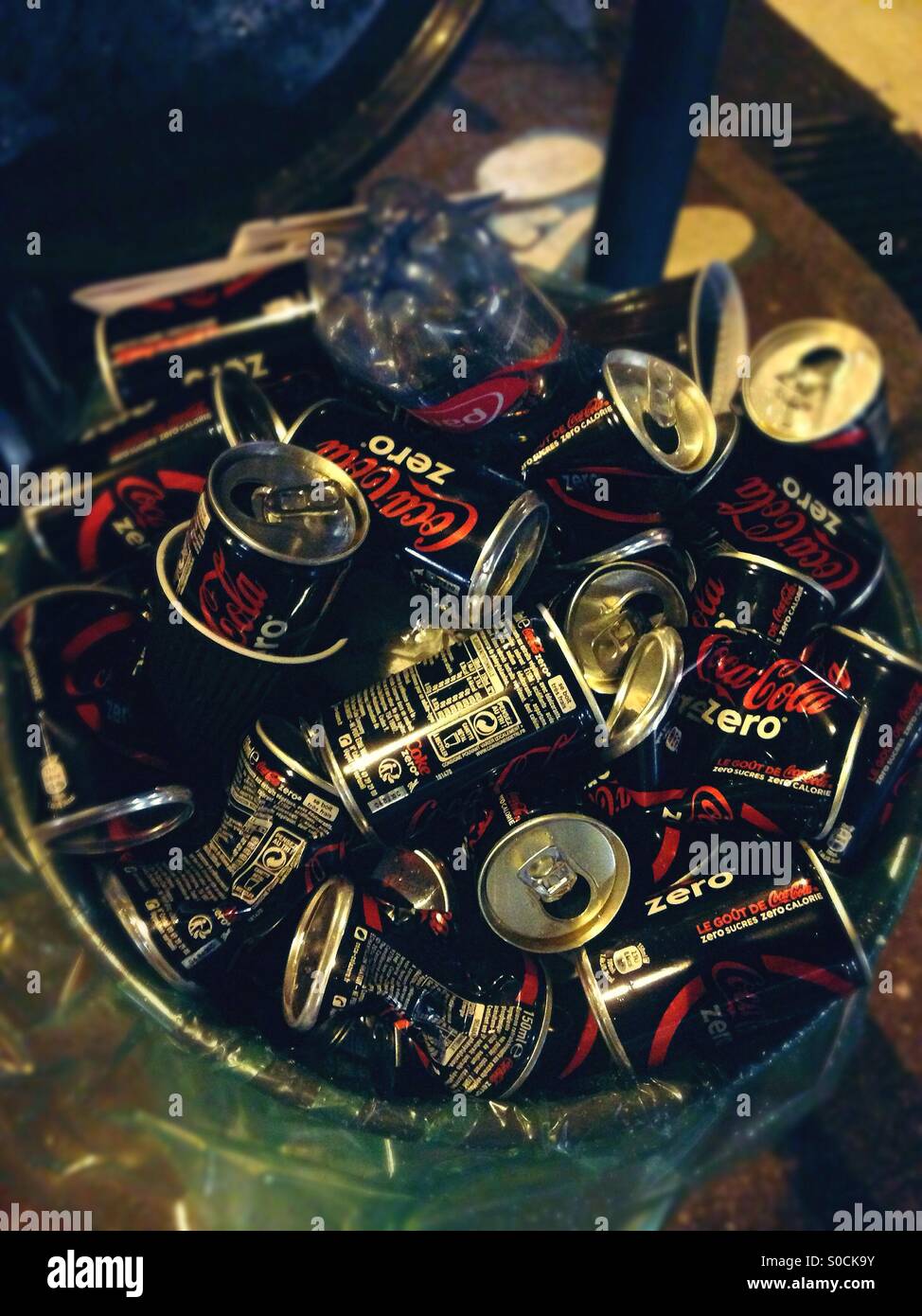 Les canettes de Coke dans une poubelle - Image de stock capturée avec un smartphone