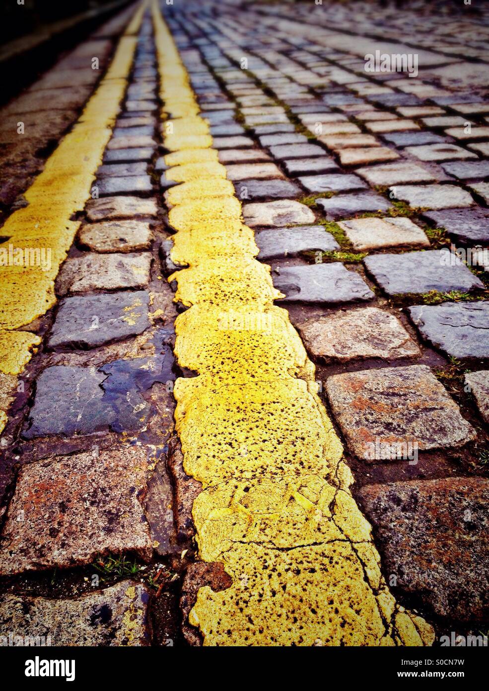Les lignes jaunes et double galets pierres humides - Image de stock capturée avec un smartphone