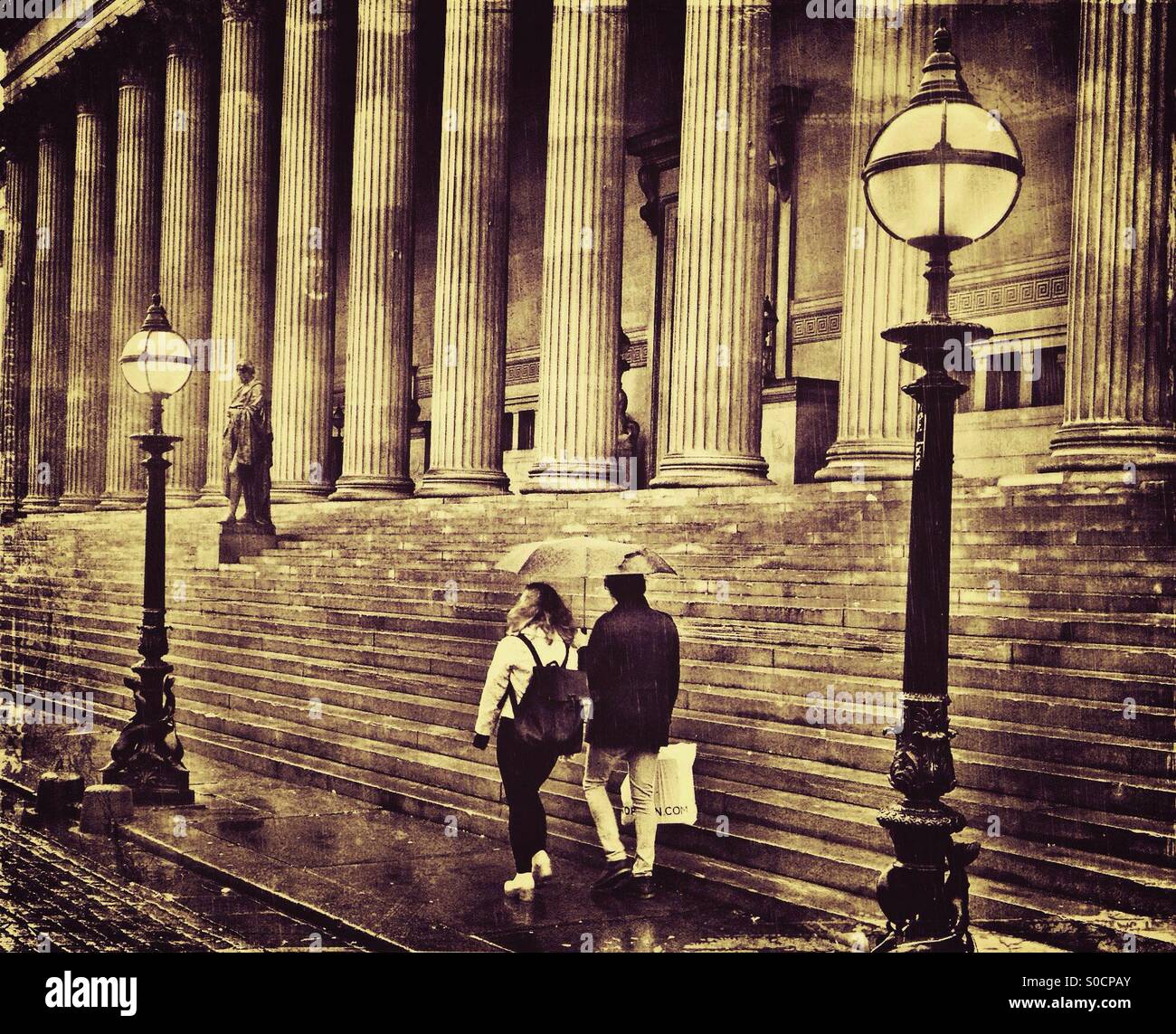 Jour de pluie à St George's Hall à Liverpool - Image de stock capturée avec un smartphone