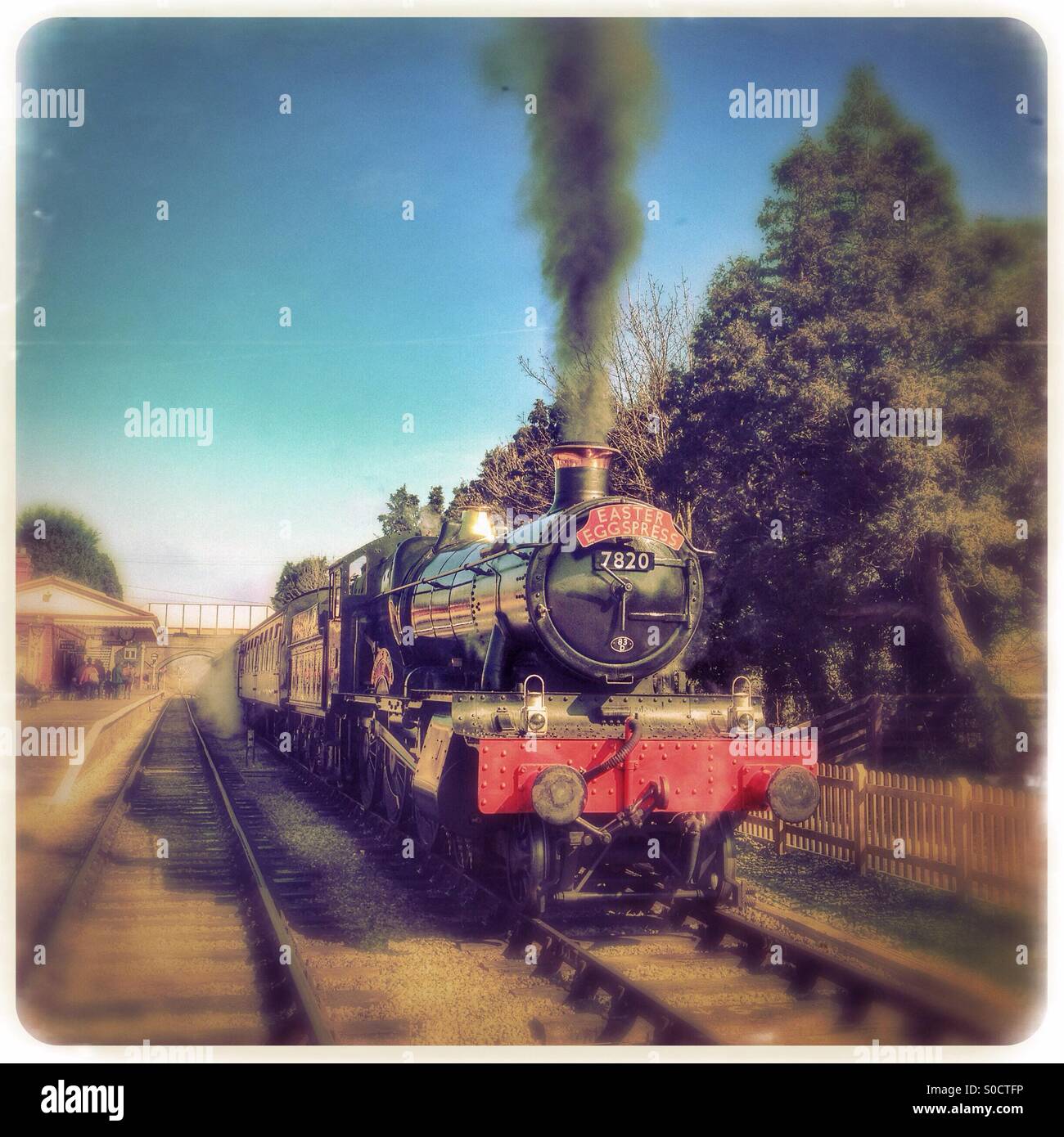 Vintage train à vapeur Toddington gare dans le Gloucestershire Warwickshire Railway ; shot via Hipstamatic - Image de stock capturée avec un smartphone