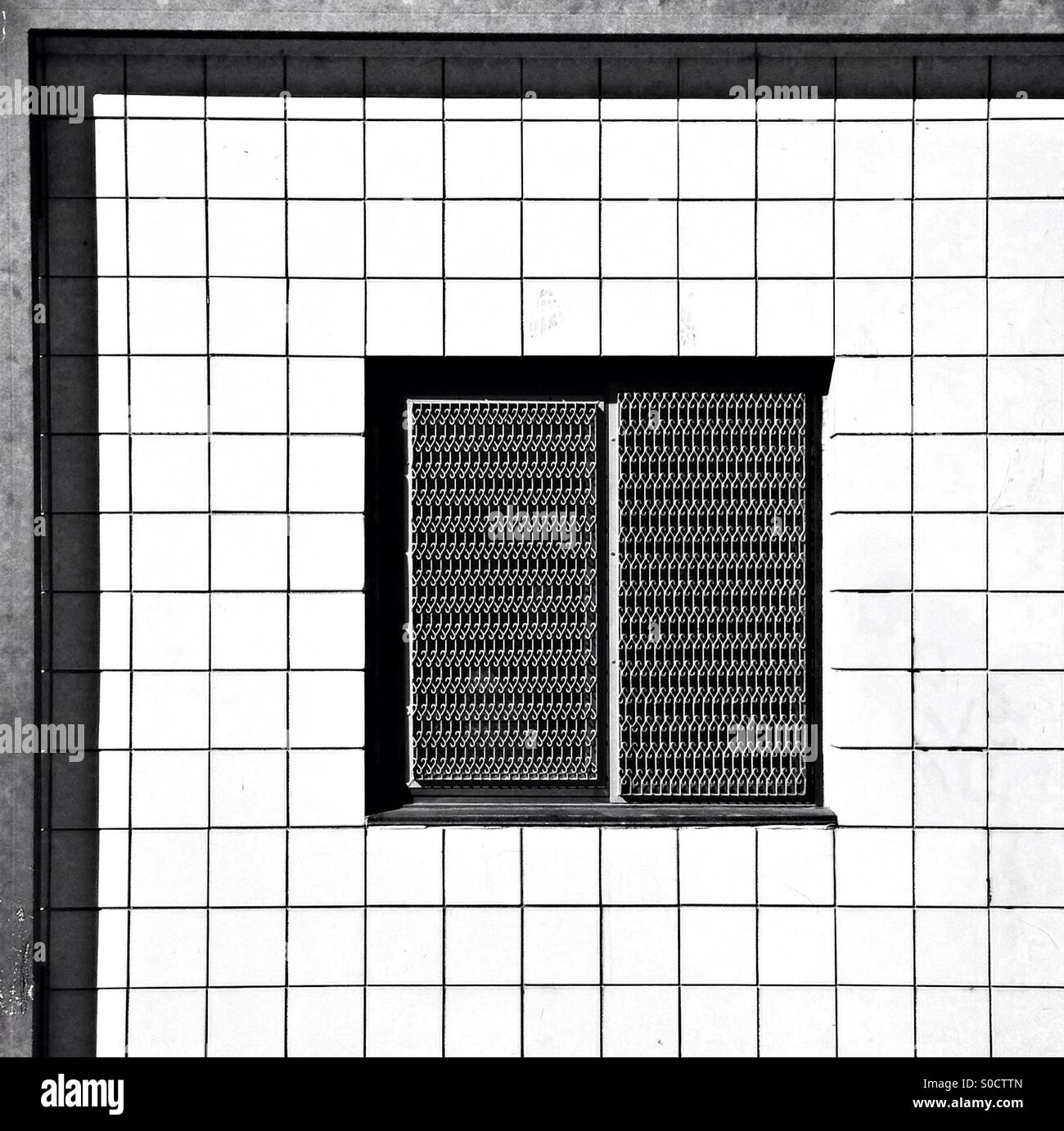 Abstract pattern de carrés blancs et noirs et l'angle droit, issue d'une section d'un immeuble commercial, à Calgary, Alberta, Canada. - Image de stock capturée avec un smartphone