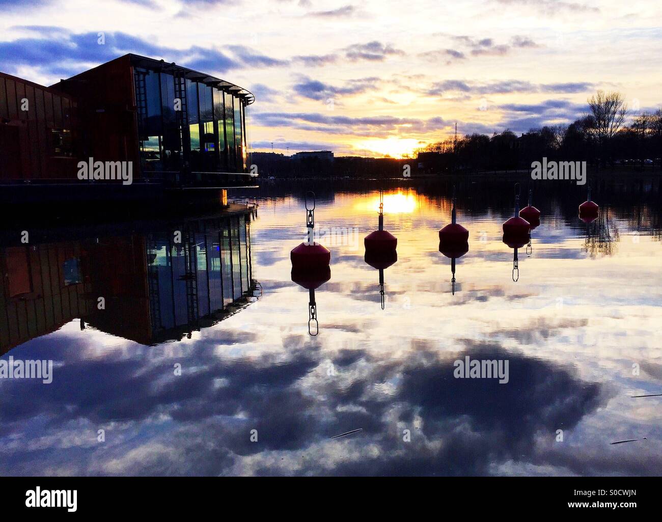 Au coucher du soleil de printemps de la baie de Töölö, Helsinki, Finlande Banque D'Images