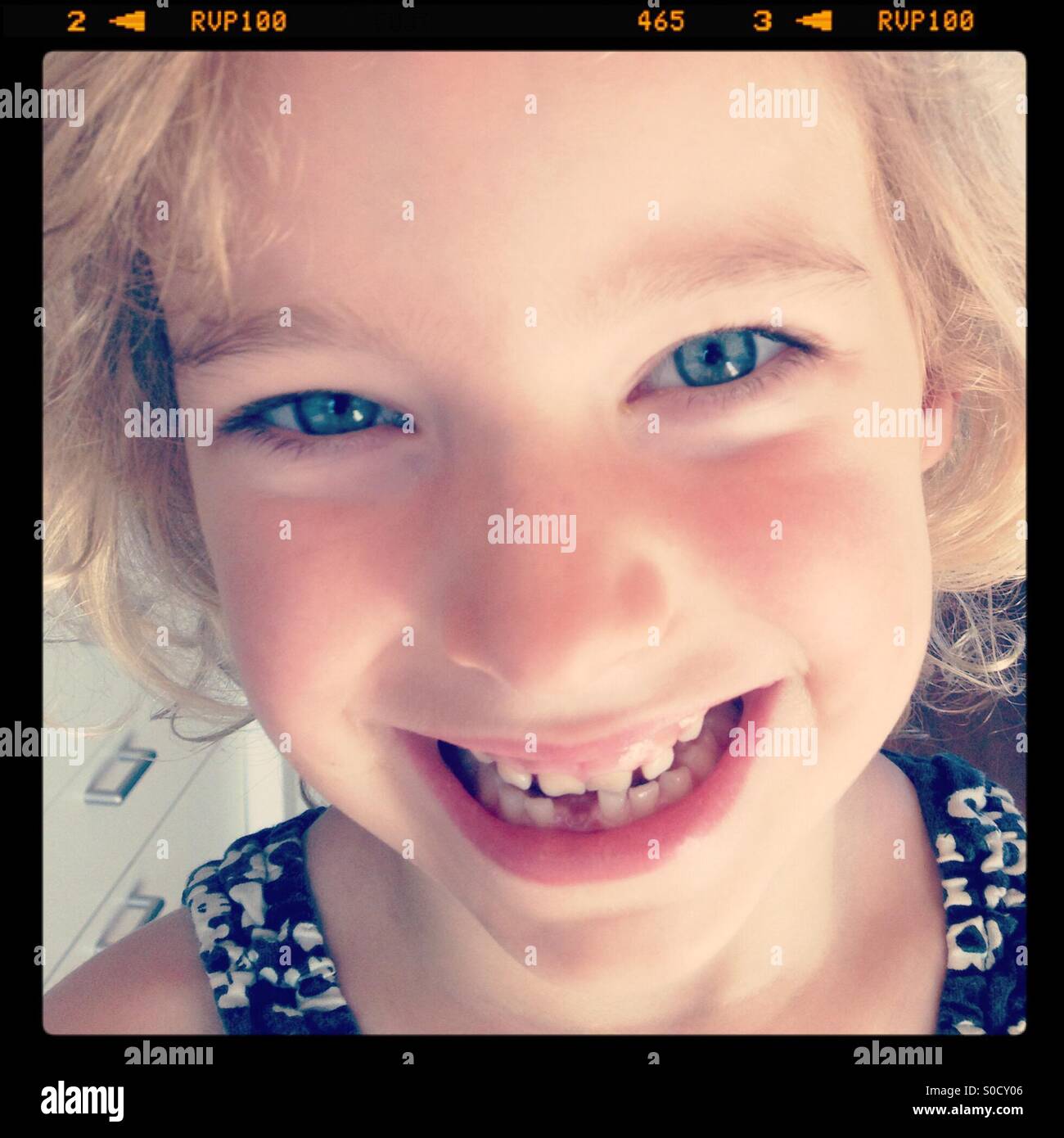Une jolie jeune fille douce essayant de sourire après avoir déposé sa première dent de lait Banque D'Images