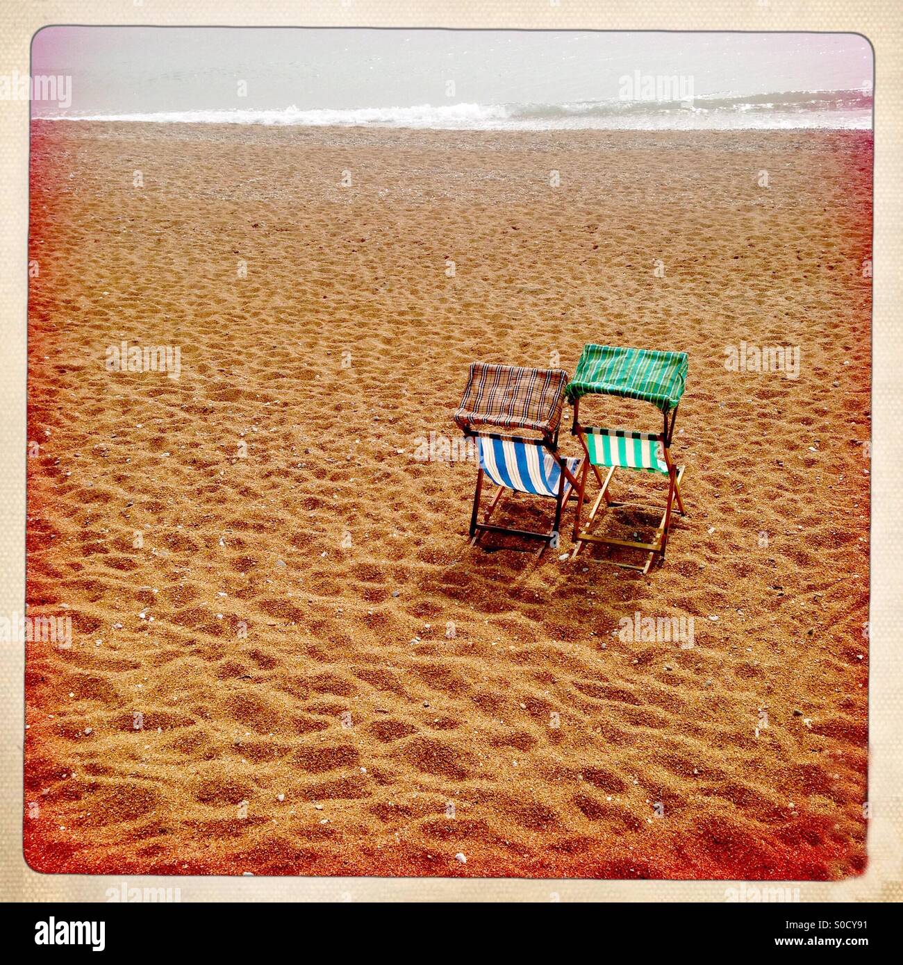 Deux chaises vides sur une plage déserte Banque D'Images