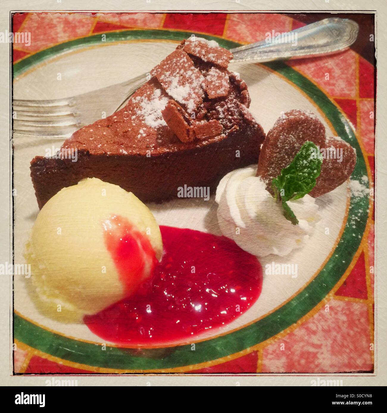 Dense Riche Delicieux Gateau Au Chocolat Et Biscuits En Forme De Cœur Avec Boule De Glace A La Vanille Coulis De Framboises Menthe Et Cuilleree De Creme Fouettee Sur Rouge Et Vert Dense Riche Delicieux Gateau Au Chocolat Et Biscuits En Forme De Cœur Avec Boule De Glace A La Vanille Coulis De Framboises Menthe Et Cuilleree De Creme Fouettee Sur Rouge Et Vert