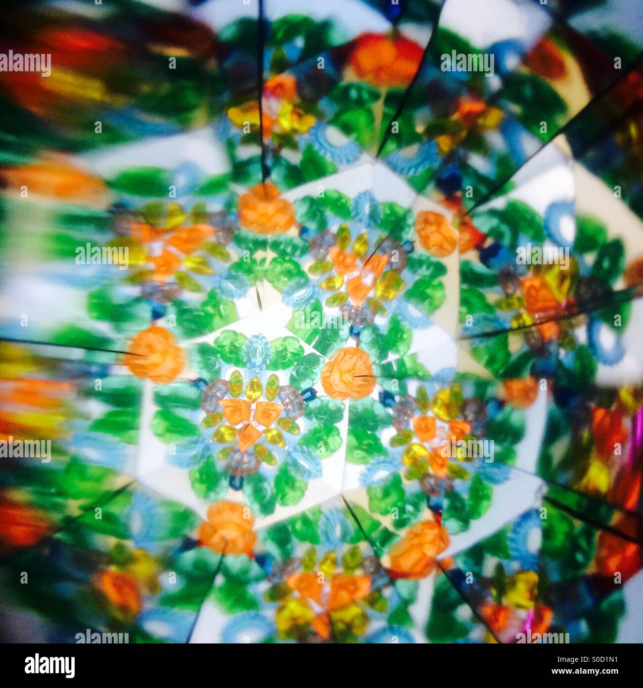 Une image psychédélique à travers un kaléidoscope. Banque D'Images