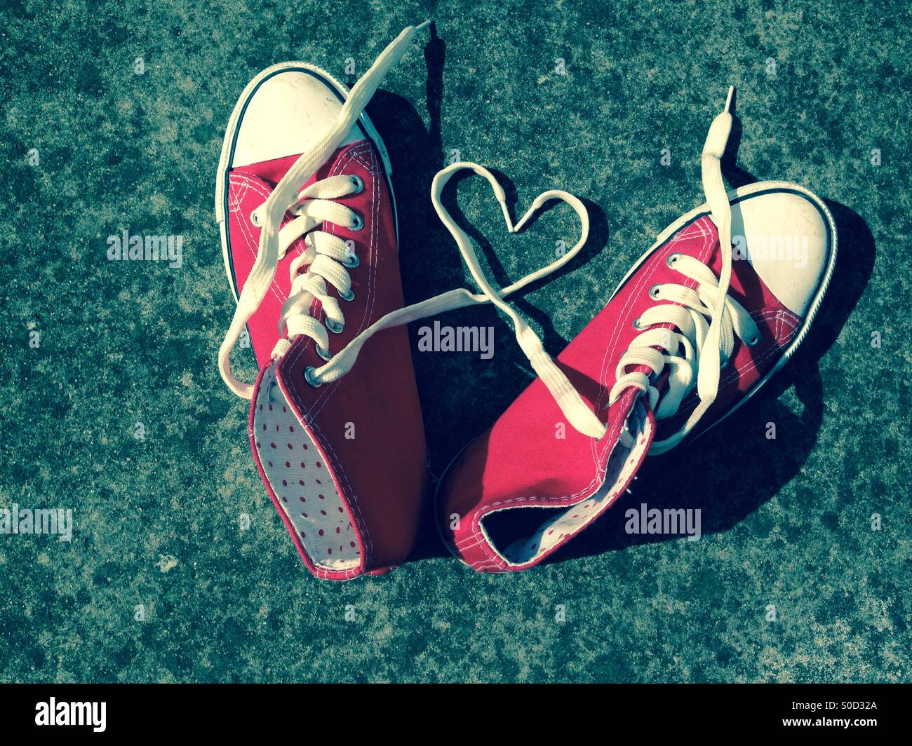 Coeur d'amour à lacets chaussures de sport chaussures de baseball rouge en  forme de coeur Photo Stock - Alamy
