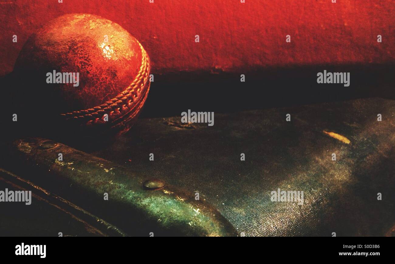Close up of cricket ball sur une pile de valises Banque D'Images