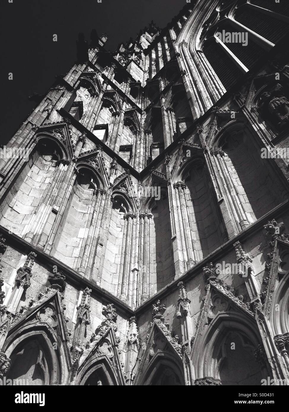 La cathédrale de York à partir d'un angle faible Banque D'Images