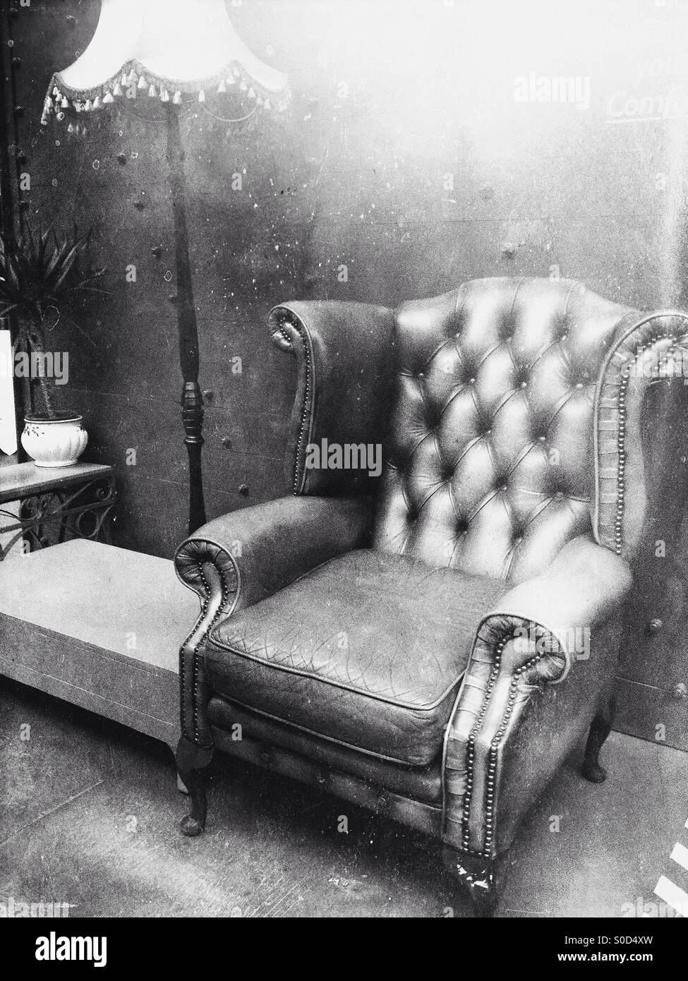 Old fashioned fauteuil et abat-jour Banque D'Images