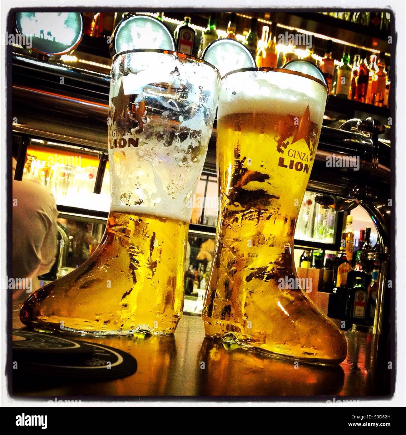 La bière dans des verres en forme de démarrage dans un bar sur le thème du Japon à Singapour Banque D'Images