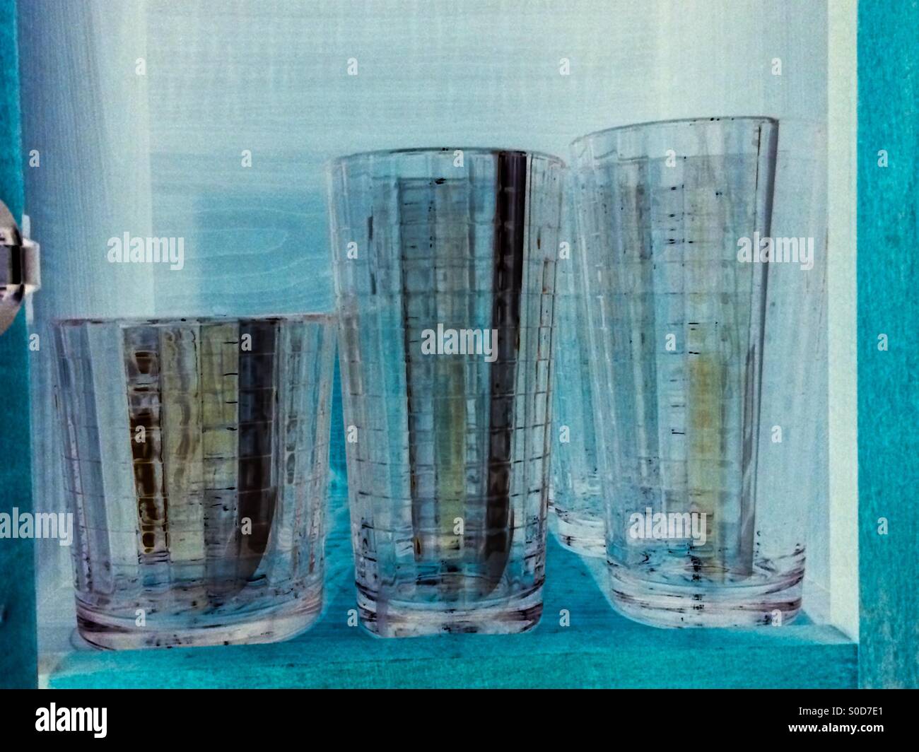 Petits, moyens et grands verres à boire dans un meuble de cuisine - Image de stock capturée avec un smartphone