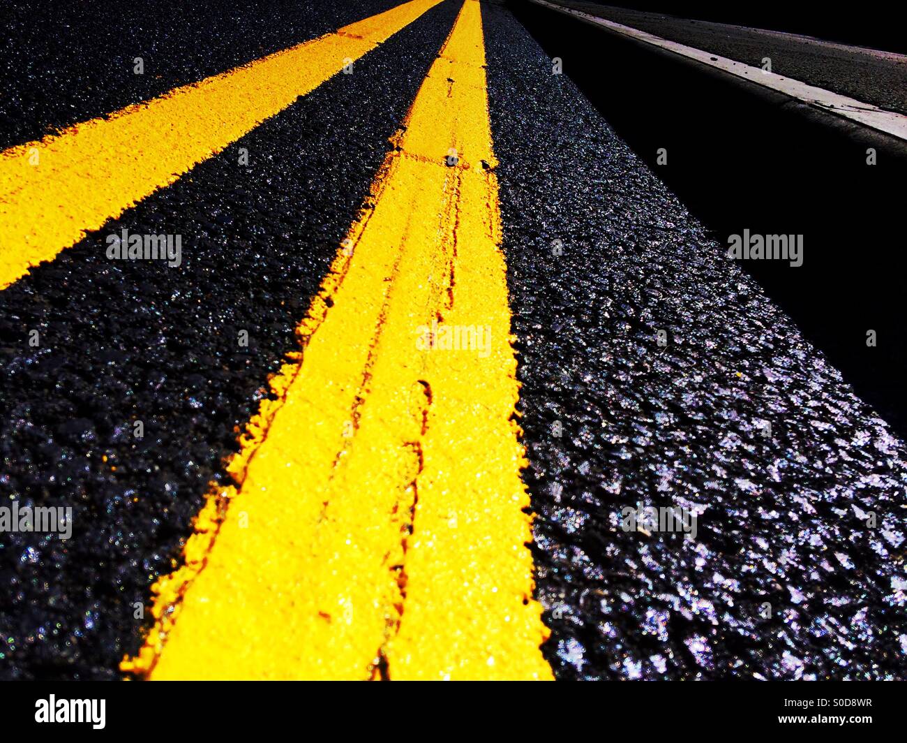 Aucun stationnement double yellow lines sur une route goudronnée - Image de stock capturée avec un smartphone