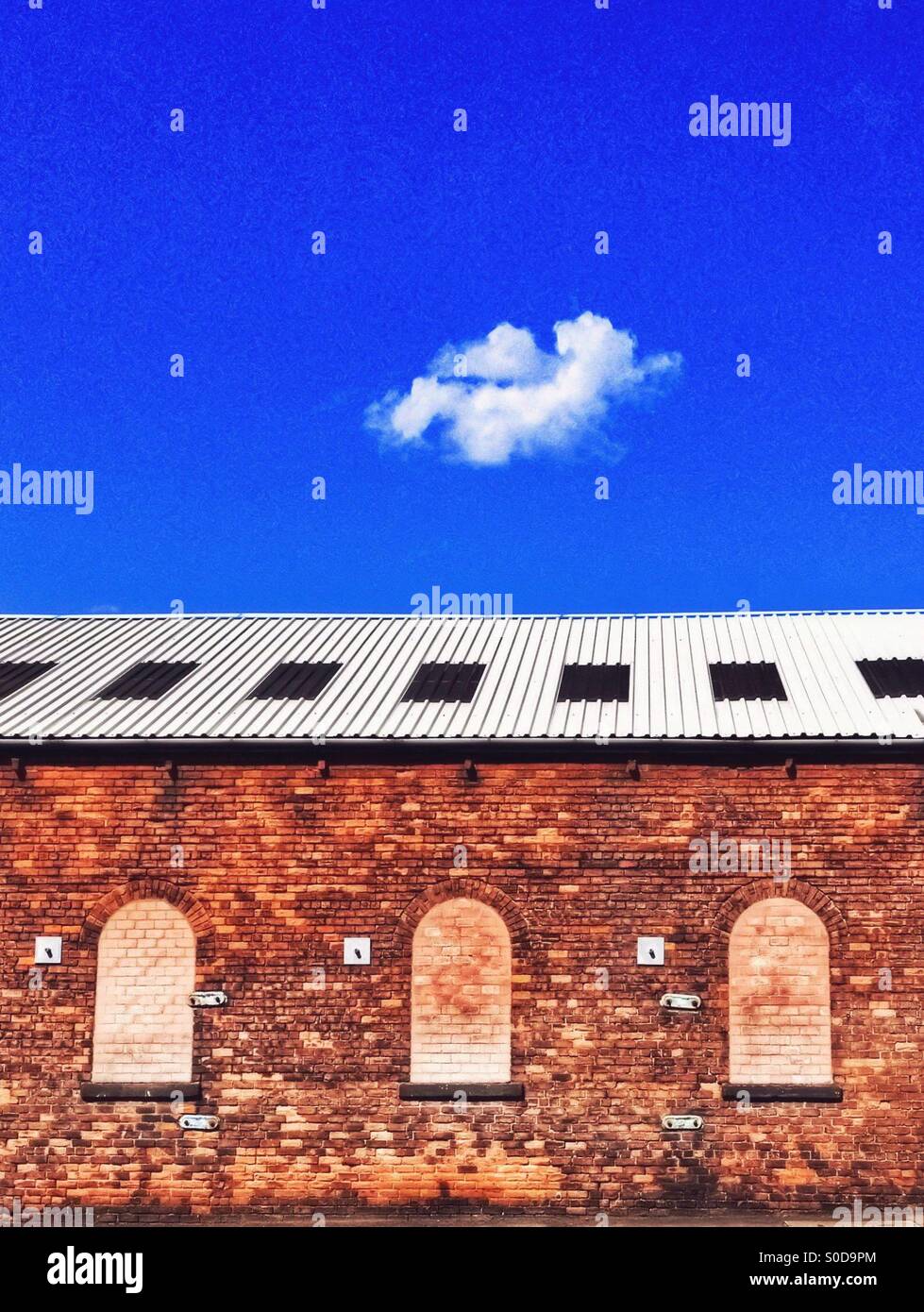 Murée dans windows mur contre le ciel bleu avec un nuage moelleux - Image de stock capturée avec un smartphone