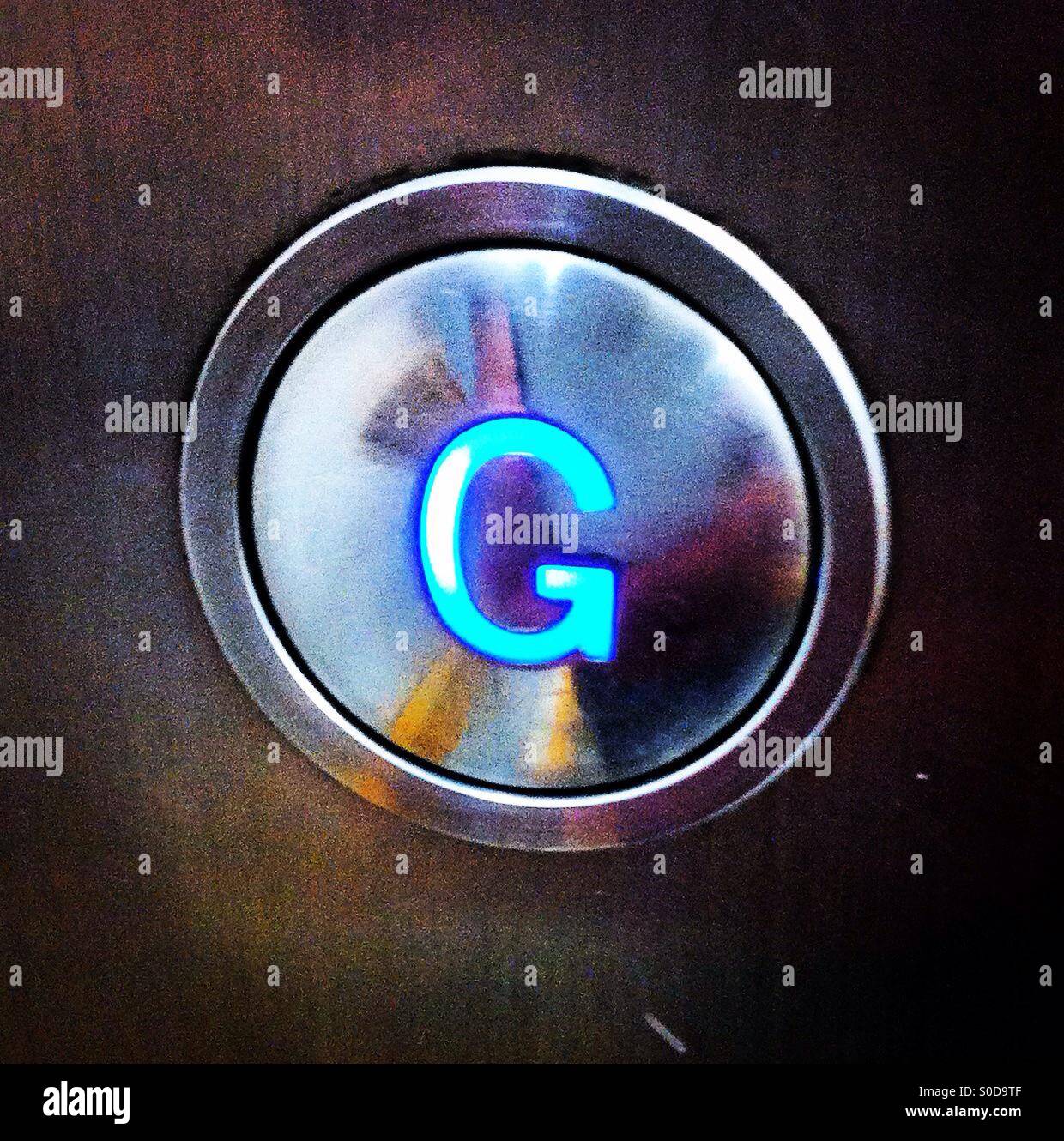 gros plan sur un bouton de commande d'ascenseur dans un bâtiment, centre commercial, hôtel sur un tableau de contrôle en métal avec éclairage néon LED - Image de stock capturée avec un smartphone