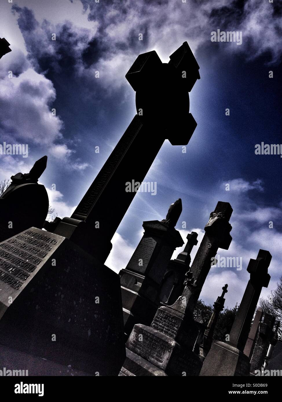 Pierres tombales du cimetière dans Undercliffe Bradford West Yorkshire - Image de stock capturée avec un smartphone