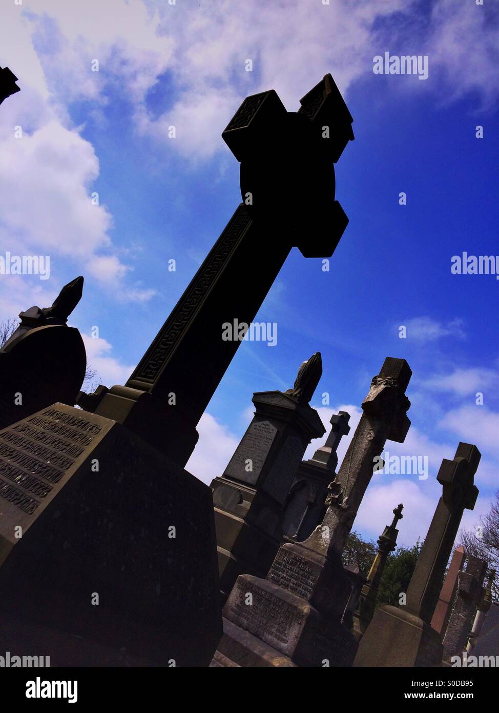 Pierres tombales du cimetière dans Undercliffe Bradford West Yorkshire - Image de stock capturée avec un smartphone