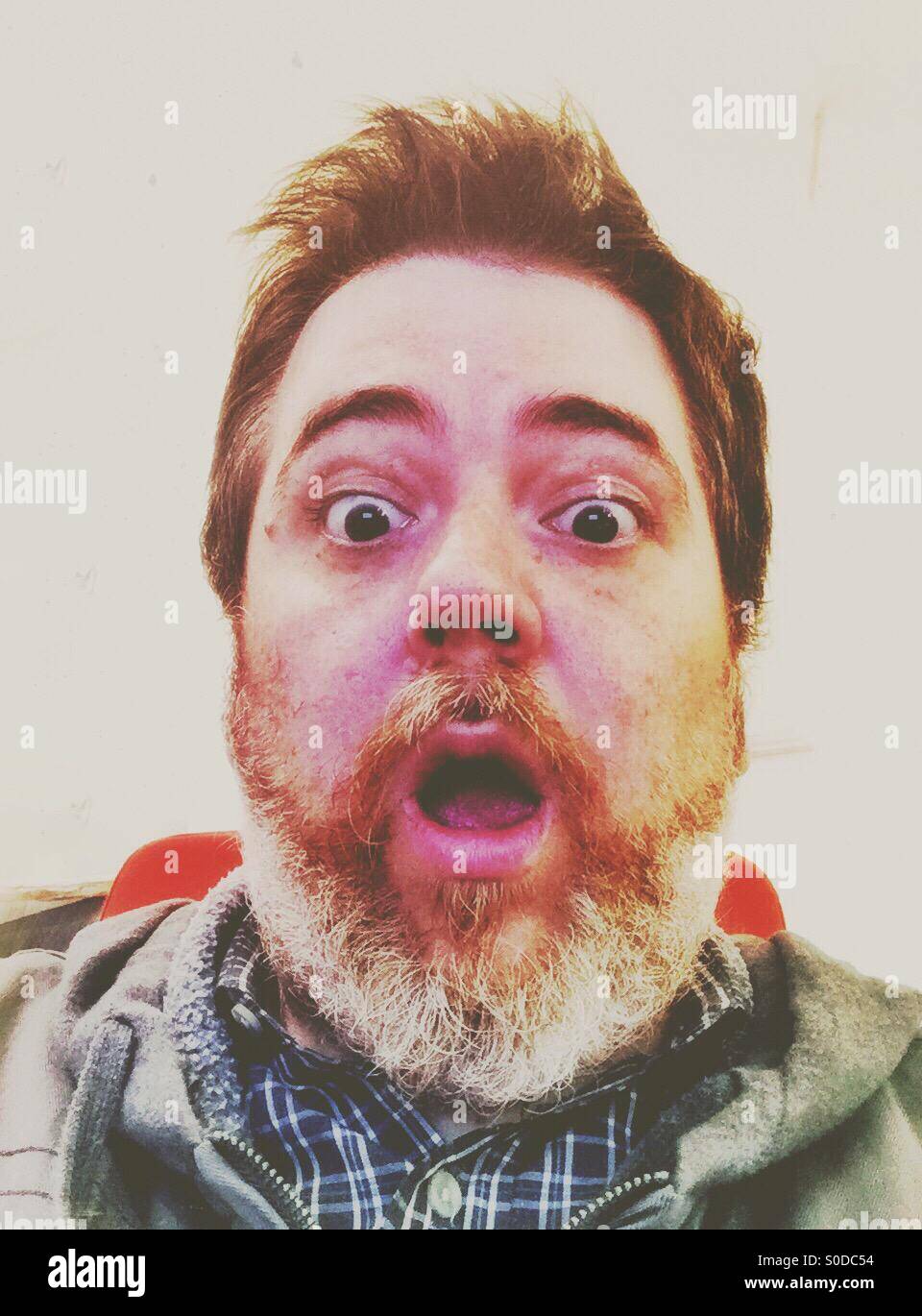 L'homme l'expression surprise face - Image de stock capturée avec un smartphone
