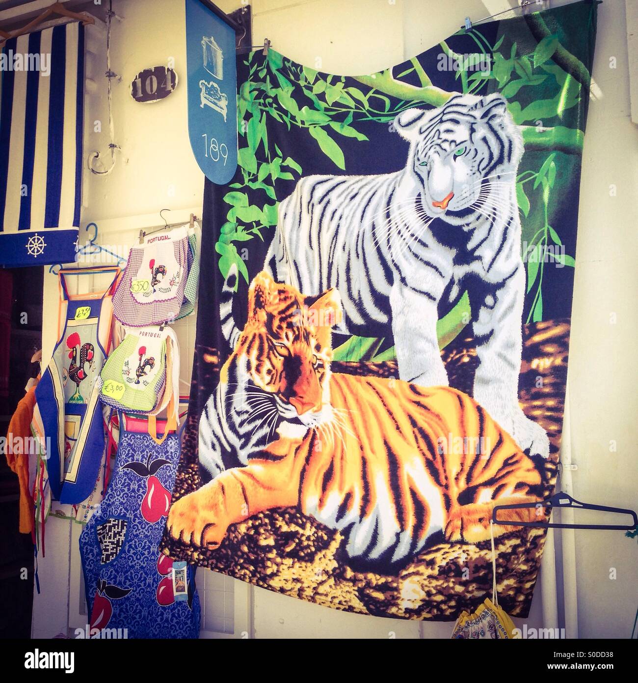 Impression de tigre serviette à vendre au Portugal Banque D'Images