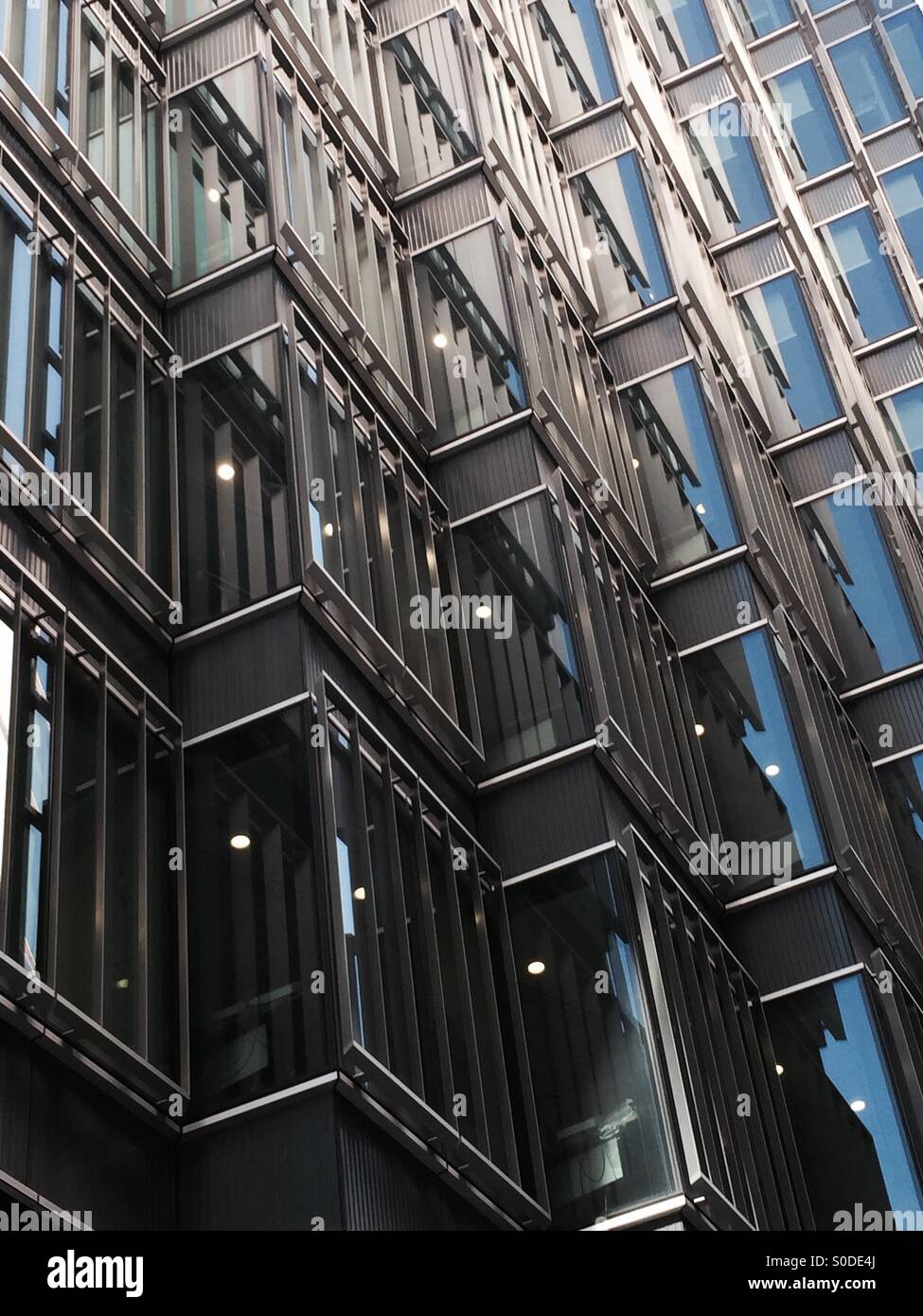 La répétition, la fenêtre géométrique plus London - Image de stock capturée avec un smartphone