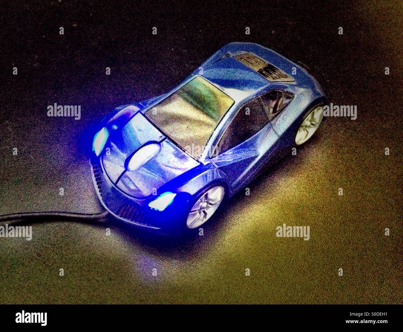 Une souris d'ordinateur sur le style d'une voiture. - Image de stock capturée avec un smartphone