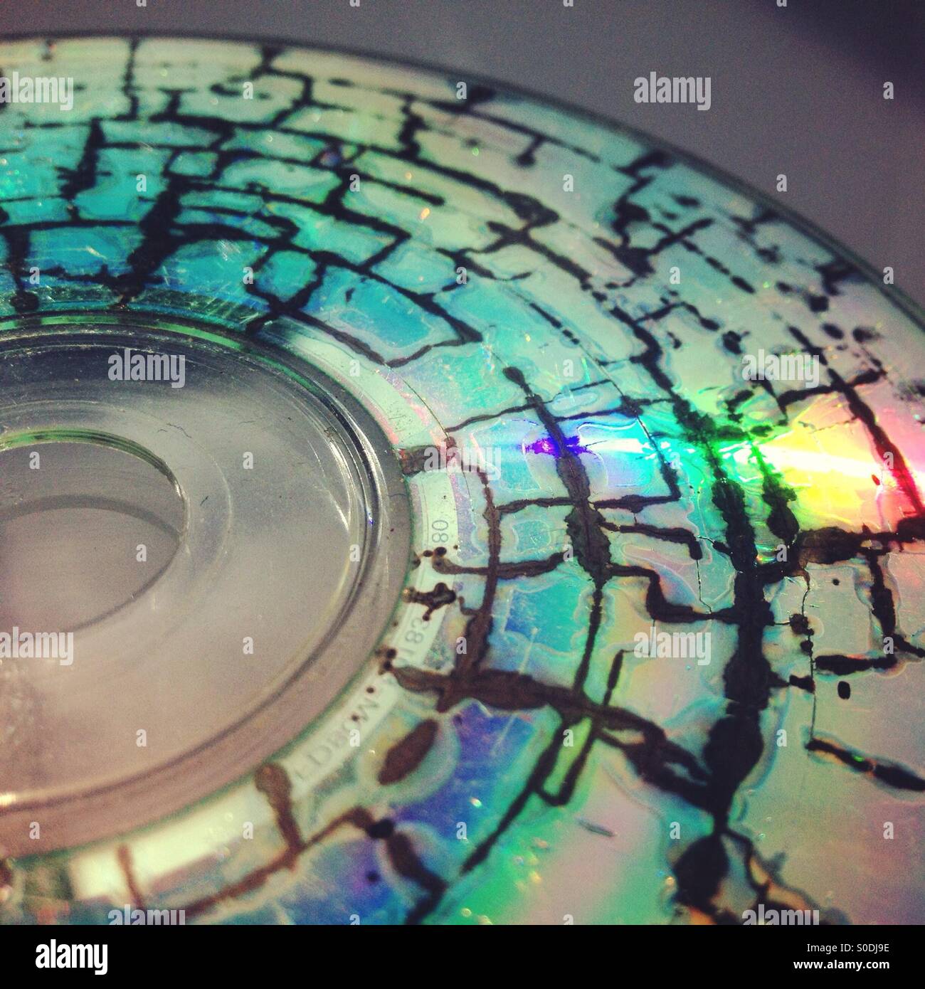 Effet arc-en-ciel sur un vieux CD détruit Banque D'Images