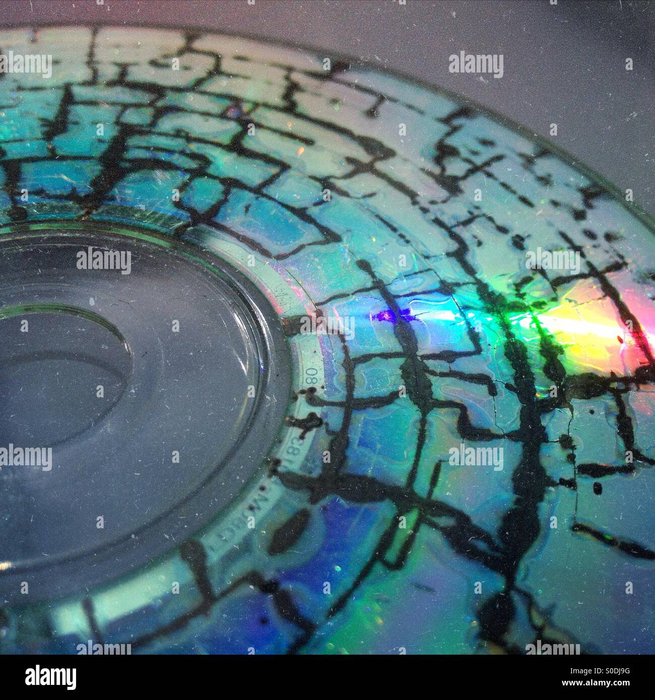 Effet arc-en-ciel sur un vieux CD détruit Banque D'Images