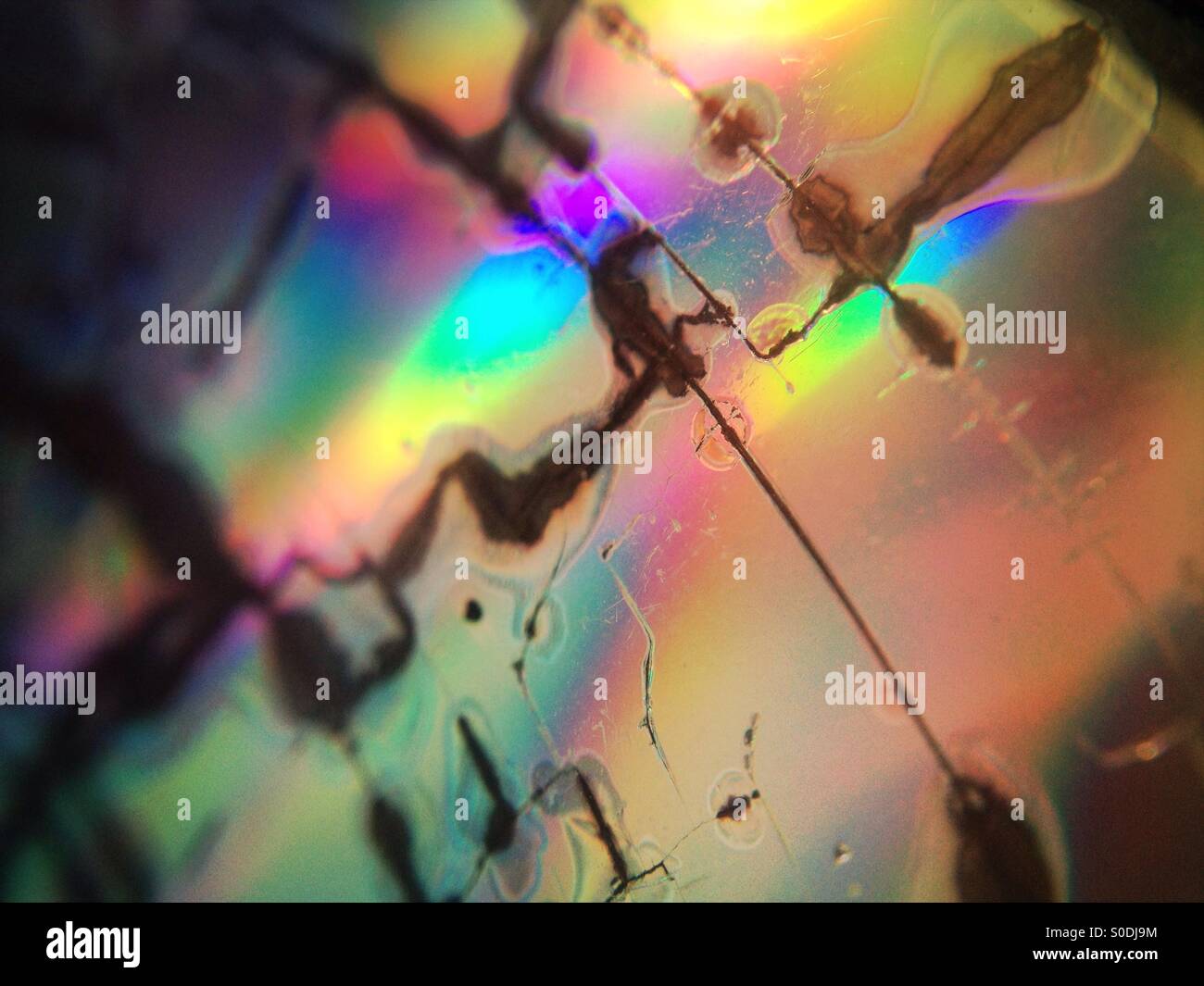 Effet arc-en-ciel sur un vieux CD détruit Banque D'Images