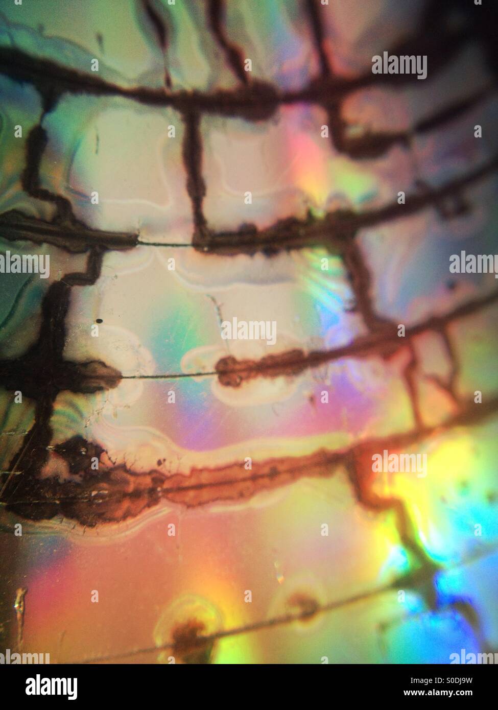 Effet arc-en-ciel sur un vieux CD détruit Banque D'Images