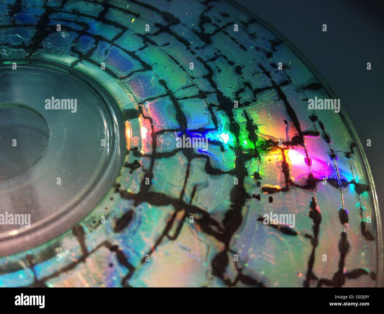 Effet arc-en-ciel sur un vieux CD détruit Banque D'Images