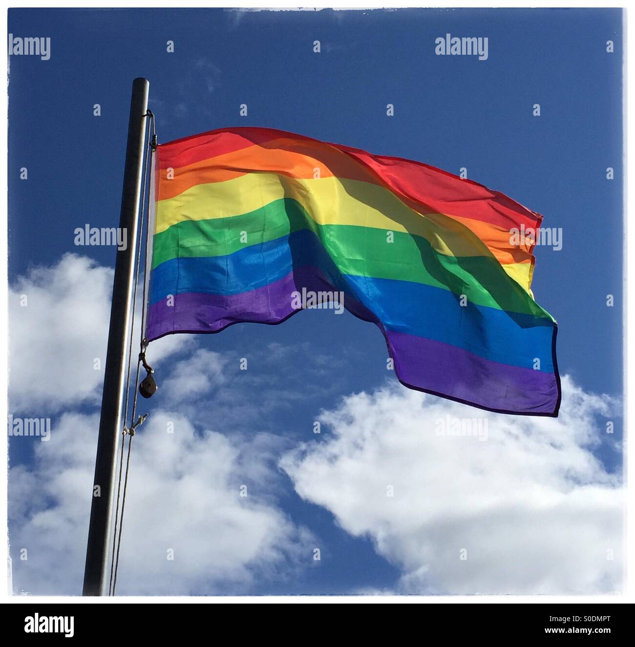 Drapeau Arc-en-ciel LGBT sur une breezy day, USA, le 24 avril 2015, © Katharine Andriotis Banque D'Images