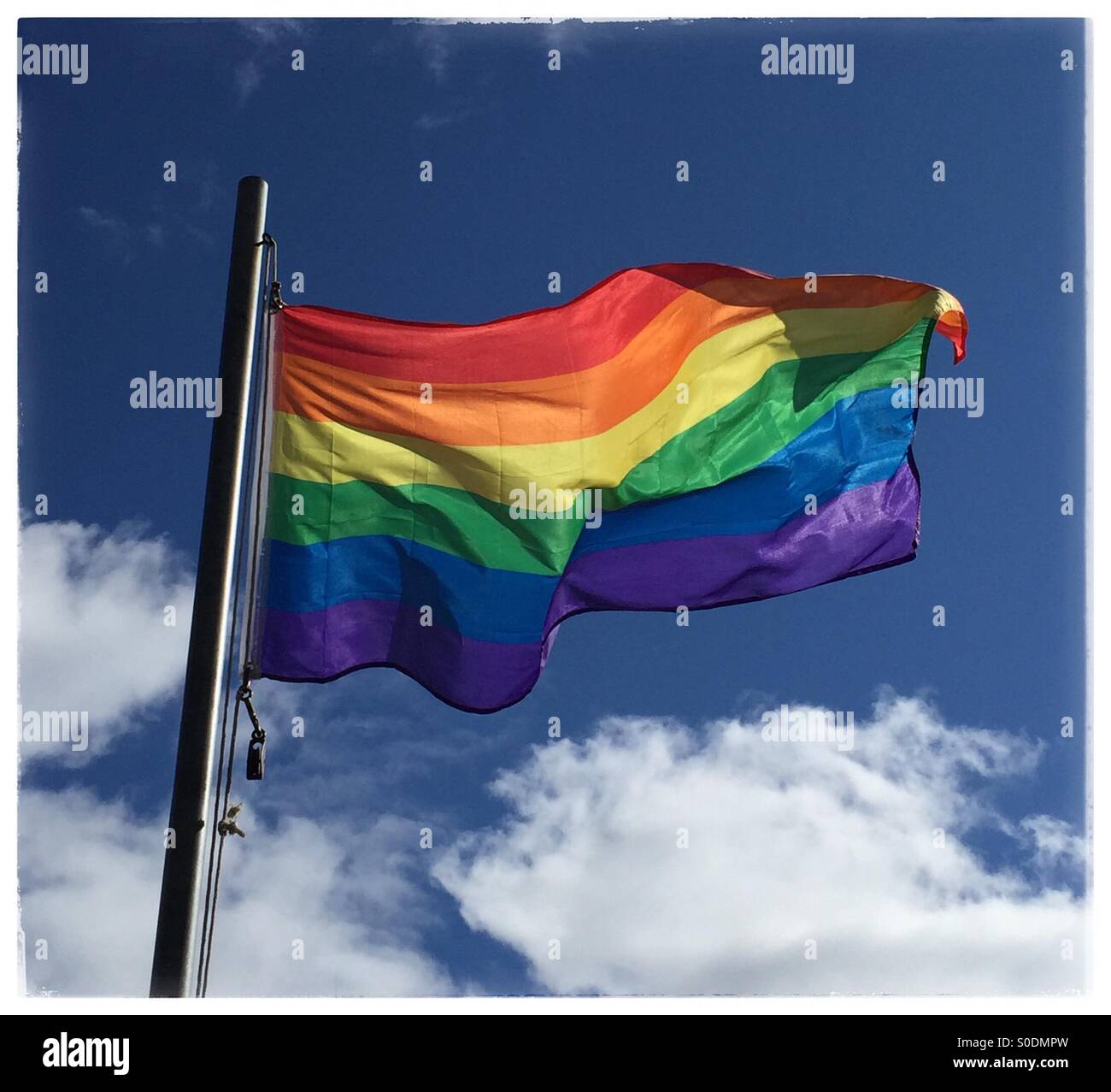 Drapeau Arc-en-ciel LGBT sur une breezy day, USA, le 24 avril 2015, © Katharine Andriotis Banque D'Images