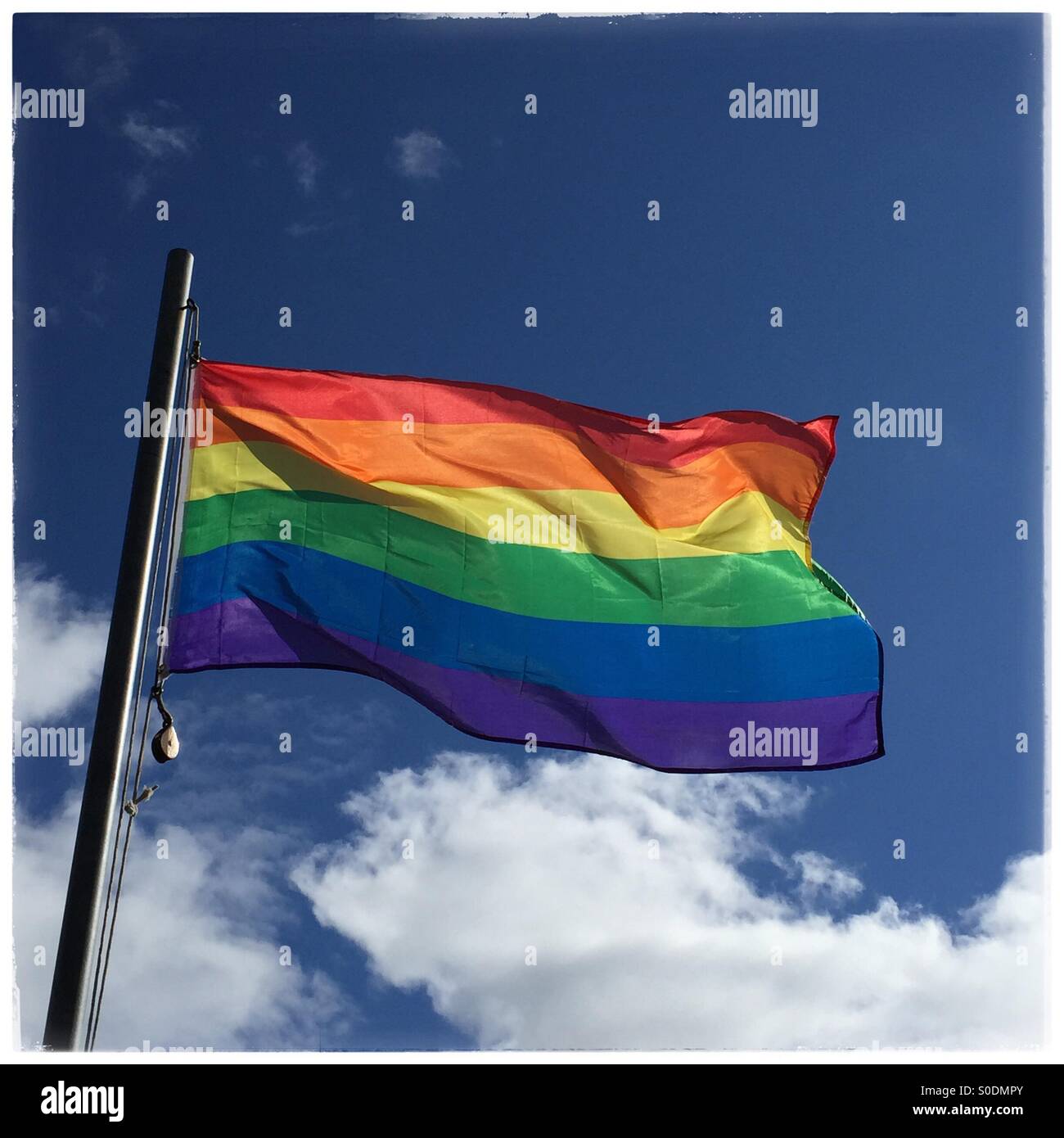 Drapeau Arc-en-ciel LGBT sur une breezy day, USA, le 24 avril 2015, © Katharine Andriotis Banque D'Images