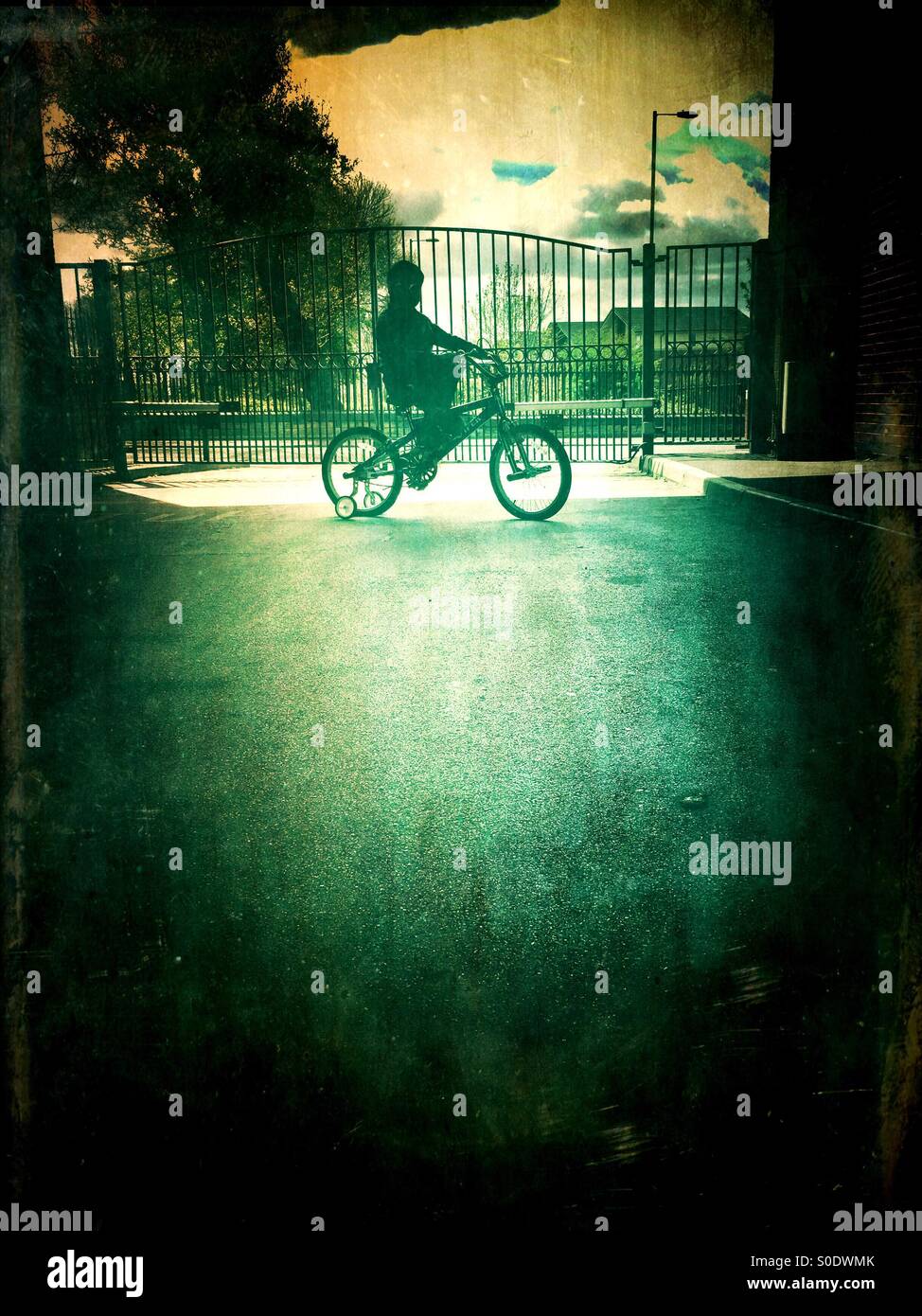 Boy riding a bike Banque D'Images