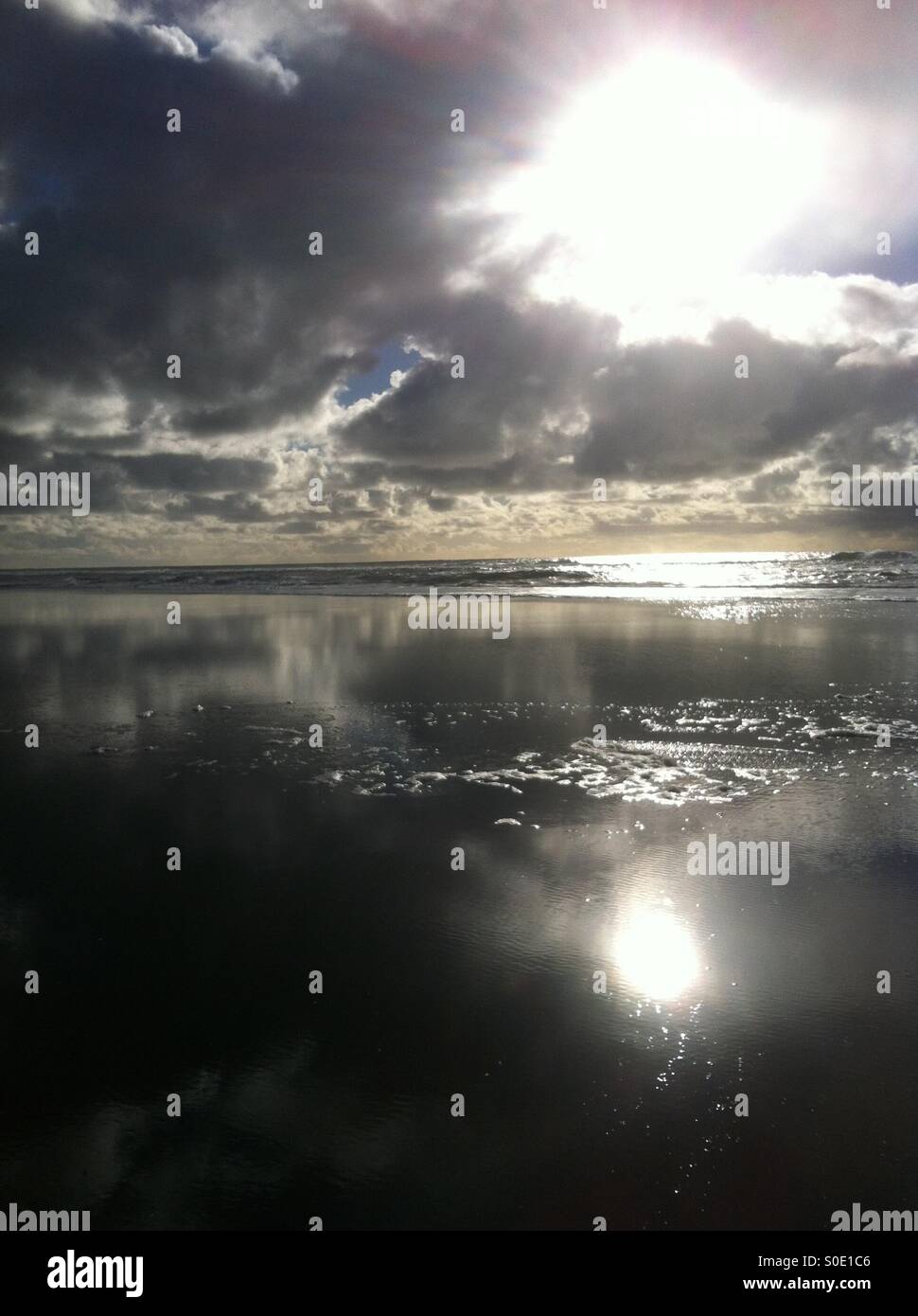 Réflexions sur le Nord de la Californie aveuglantes shores de lendemain de tempête - Image de stock capturée avec un smartphone