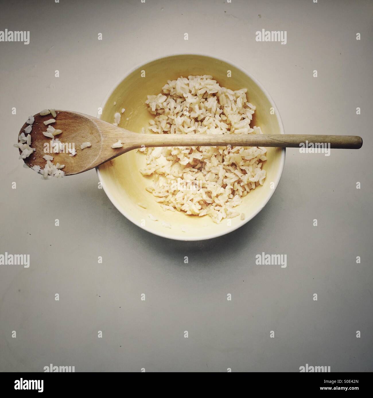 Bol de riz et cuillère en bois - Image de stock capturée avec un smartphone