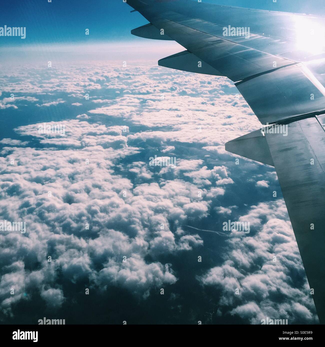 Vue aérienne de l'aile d'avion et les nuages comme vu à partir de la fenêtre d'avion. Banque D'Images