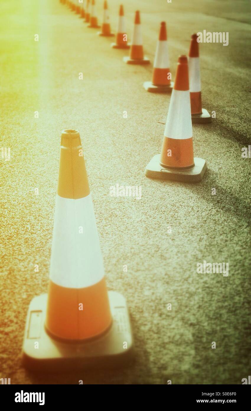 Cônes de circulation avec Tilt Shift et grunge filtre appliqué. - Image de stock capturée avec un smartphone