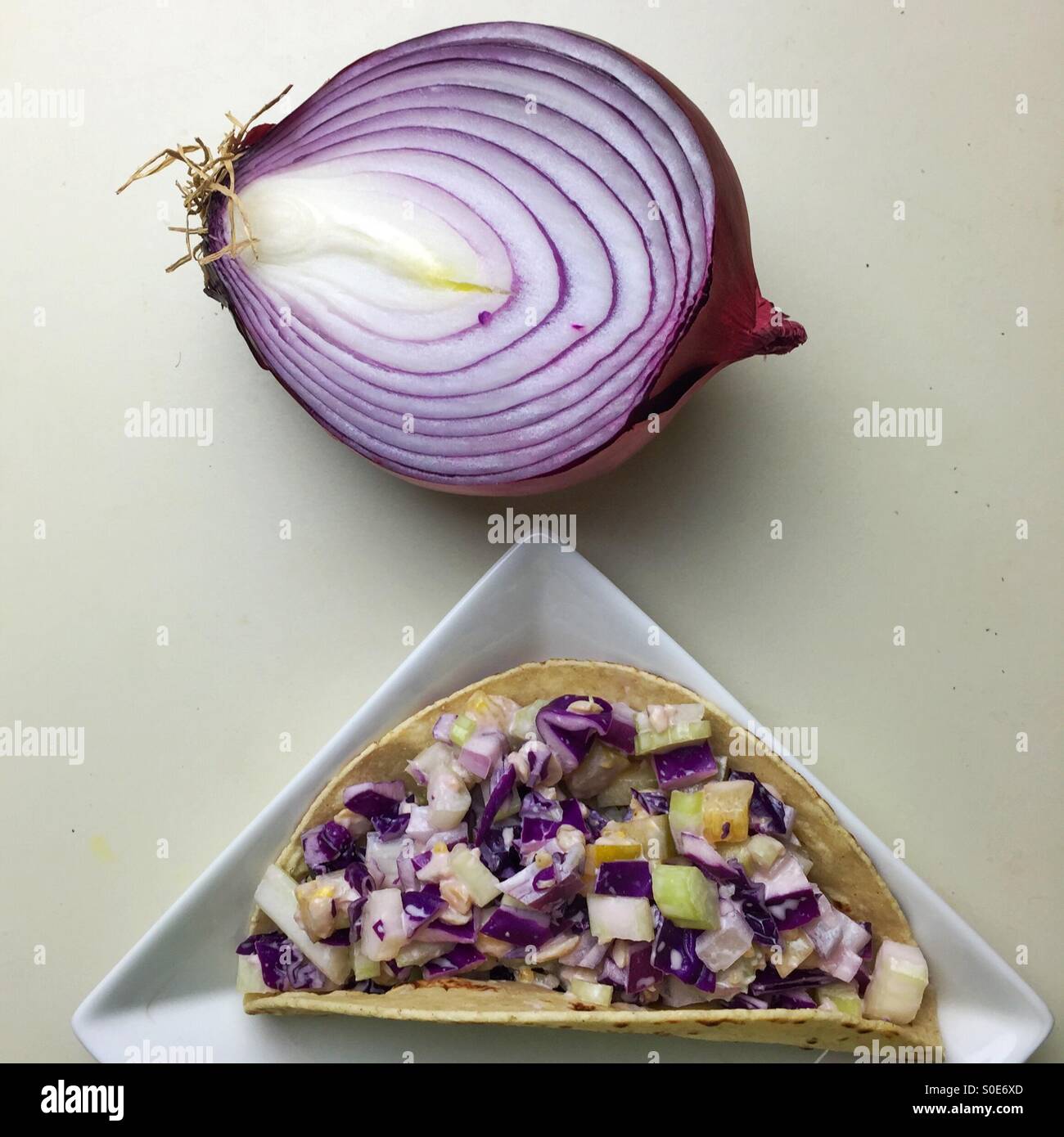 L'oignon rouge et blanc avec taco salade vegan tempeh - Image de stock capturée avec un smartphone