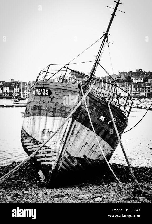 Des naufragés vieux bateau noir et blanc Banque D'Images