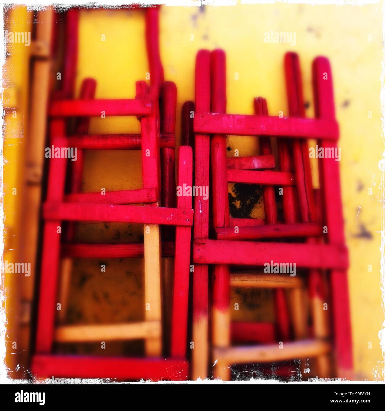 Escaliers s'appuyant sur un mur - Image de stock capturée avec un smartphone