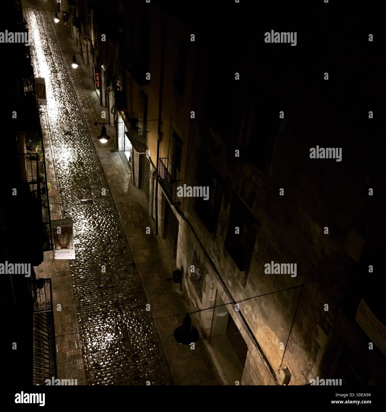 Nuit pluvieuse à Gérone, Espagne. Banque D'Images