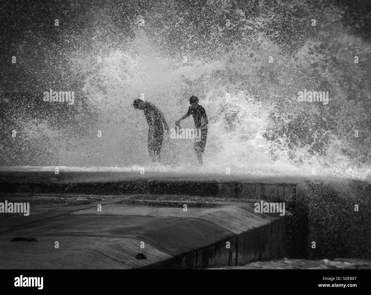 Les garçons dans les vagues à Newport Beach Banque D'Images