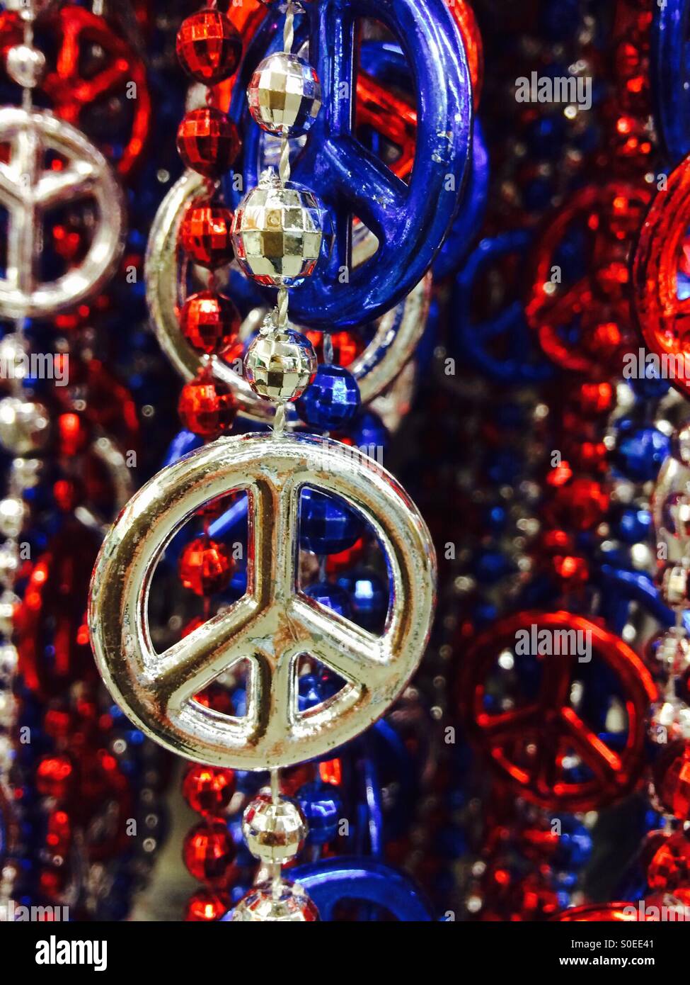 Rouge, blanc et bleu signe la paix colliers pour le 4 juillet - Image de stock capturée avec un smartphone
