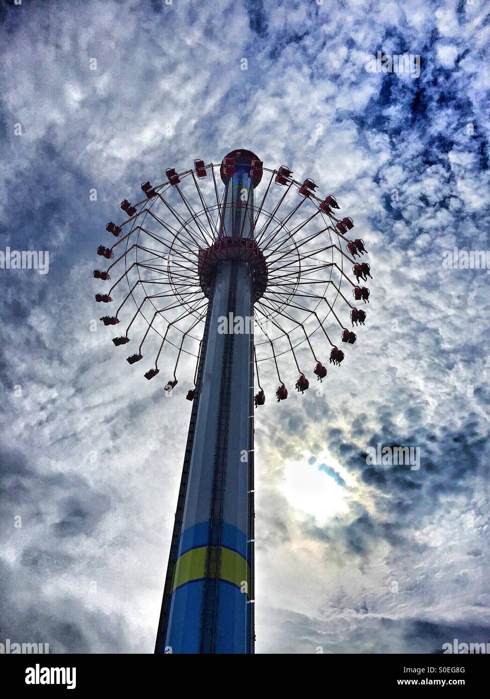 Vue du dessous d'un parc d'amusement ride - Image de stock capturée avec un smartphone